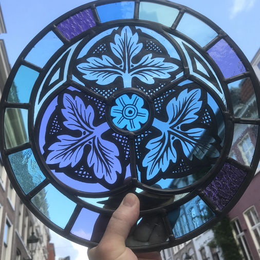 glas in lood rond paneel raam met brandschildering eigen ontwerp Den Haag ’s-Gravenhage en omgeving