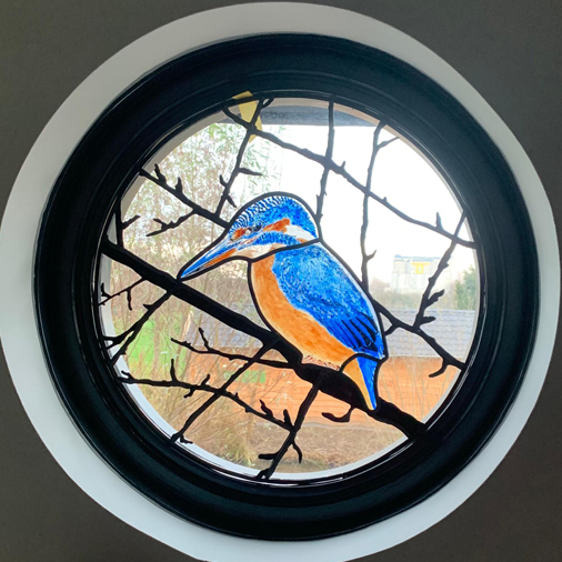 glas in lood rond paneel raam met brandschildering ijsvogel eigen ontwerp Den Haag ’s-Gravenhage en omgeving